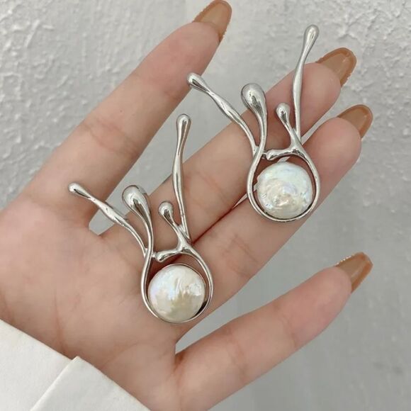 NWOT Abtract Pearl Earrings - Picture 2 of 5